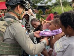 Satgas Damai Cartenz Tebar Kepedulian: Bagikan Pakaian untuk Anak-anak di Puncak Jaya