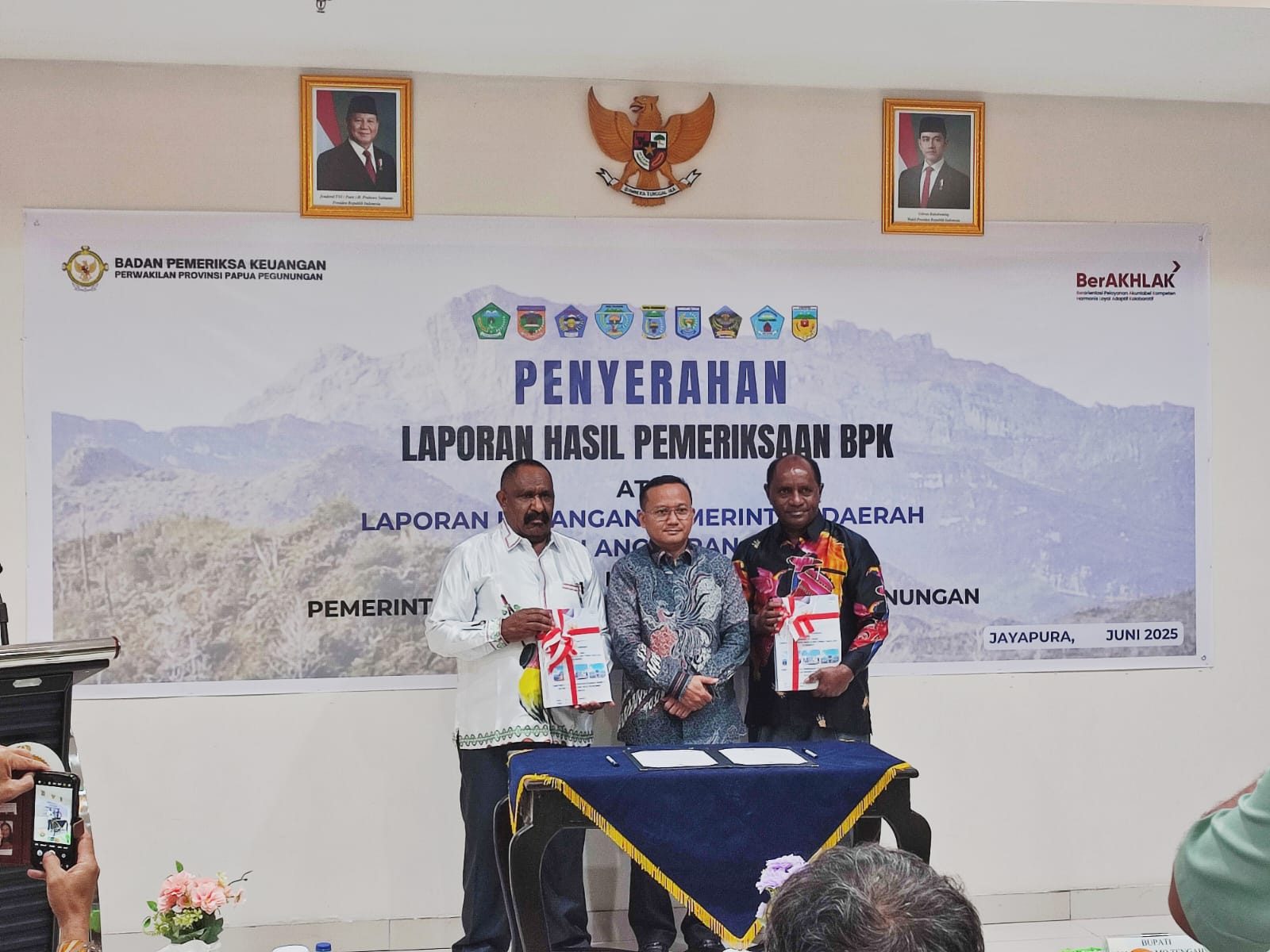 Kepala BPK Perwakilan Provinsi Papua Pegunungan Ferdinan Palembangan foto bersama Sekda Mamteng Fedy Jitmau dan Wakil Ketua I DPRK Mamteng Leonard Doga usai penyerahan LHP atas LKPD Kabupaten Mamteng.