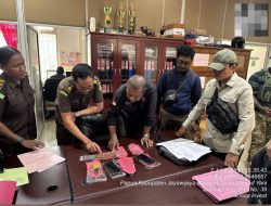 Satgas Damai Cartenz Limpahkan Dua Oknum Polisi Terduga Penjual Amunisi ke Kejaksaan