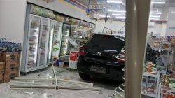 Mobil Honda Brio Tabrak Dua Motor dan Masuk ke Toko di Jayapura