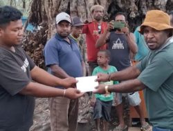 Wujud Dukungan Pelayanan Rohani, Waima Endambia Serahkan Bantuan Dana dan Logistik untuk Gereja GIDI Siloam Gimbis