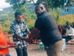 Anggota DPRD Salurkan Bantuan Dana dan Bahan Makanan Jelang Natal di Distrik Kobakma