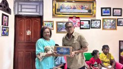 Sentuhan Humanis di Bumi Cenderawasih: Satgas Damai Cartenz Salurkan Bansos di Mimika