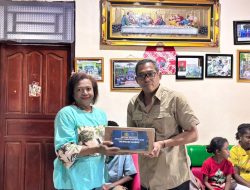 Sentuhan Humanis di Bumi Cenderawasih: Satgas Damai Cartenz Salurkan Bansos di Mimika