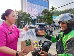 Semangat Berbagi di Bulan Ramadhan, Kapolresta Jayapura Kota dan Bhayangkari Bagikan Ratusan Paket Takjil