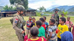 Sentuhan Humanis di Puncak Jaya: Personel Damai Cartenz 2026 Bangun Kedekatan dengan Warga Kulirik