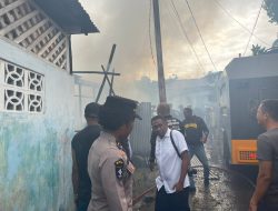 Satu Panggilan 110, Aksi Cepat Polresta Jayapura Kota Padamkan Api di Dok V Kali