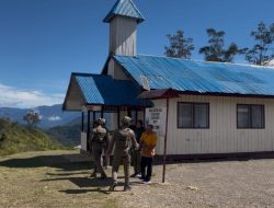Sentuhan Humanis di Sinak: Satgas Damai Cartenz 2026 Pastikan Ibadah Minggu Berlangsung Khidmat