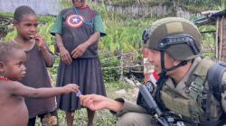 Wajah Humanis di Jantung Papua: Kala Personel Damai Cartenz Melepas Senjata Demi Tawa Anak-anak Sinak