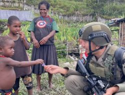 Wajah Humanis di Jantung Papua: Kala Personel Damai Cartenz Melepas Senjata Demi Tawa Anak-anak Sinak