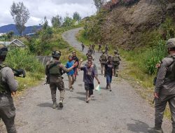 Canda Tawa di Jantung Sugapa: Satgas Damai Cartenz 2026 Rajut Kedekatan dengan Generasi Penerus Intan Jaya