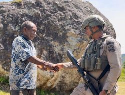 Wujud Nyata Kemanusiaan: Satgas Damai Cartenz Padukan Patroli Keamanan dan Layanan Kesehatan di Sinak