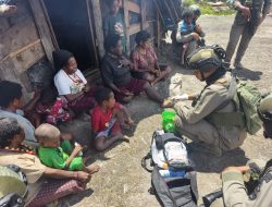 Sentuhan Humanis di Gigobak: Satgas Damai Cartenz Pastikan Keamanan dan Kesehatan Pengungsi Sinak