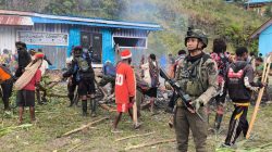 Sentuhan Humanis di Sugapa: Satgas Damai Cartenz Rayakan Kebersamaan dalam Tradisi Bakar Batu