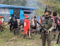 Sentuhan Humanis di Sugapa: Satgas Damai Cartenz Rayakan Kebersamaan dalam Tradisi Bakar Batu