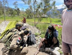 Sentuhan Humanis di Puncak: Satgas Damai Cartenz 2026 Rangkul Warga Sinak Lewat Patroli Dialogis