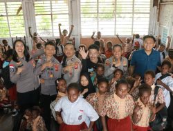 Wujudkan Papua Damai: Satgas Damai Cartenz 2026 Tebar Inspirasi di SD Negeri Pomako 1 Mimika