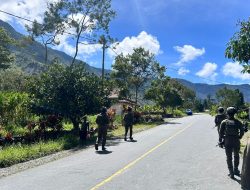 Sentuhan Humanis di Puncak Jaya: Satgas Damai Cartenz Gelar Patroli Dialogis Jelajahi Pemukiman Muara