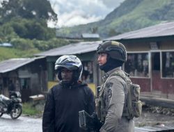 Sentuhan Humanis Satgas Damai Cartenz 2026: Jalan Kaki Menyapa Warga, Pastikan Sinak Kondusif