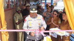 Penuhi Komitmen Pendidikan, Brigjen Pol Jermias Rontini Resmikan MCK Sekolah di Pesisir Mimika