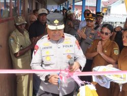 Penuhi Komitmen Pendidikan, Brigjen Pol Jermias Rontini Resmikan MCK Sekolah di Pesisir Mimika