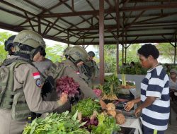 Sentuhan Humanis Polwan Damai Cartenz: Borong Jualan Mama Papua, Hidupkan Suasana Hangat di Pasar Keyabi Nduga