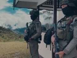 Sentuhan Humanis Satgas Damai Cartenz: Kawal Ibadah Sembari Berpatroli Jalan Kaki di Puncak