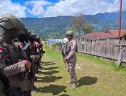 Sentuhan Humanis Satgas Damai Cartenz: Kawal Salat Jumat dan Geliat Ekonomi di Pasar Sinak