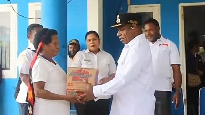 Dukung Ekonomi Lokal, Pemkab Mamberamo Tengah Kucurkan Bantuan Sembako bagi 200 Pelaku Usaha OAP