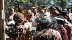 Sentuhan Humanis Polri di Papua Pegunungan: Komjen Pol. Fadil Imran Motivasi Anak-Anak Pusat Olah Seni Wesaput