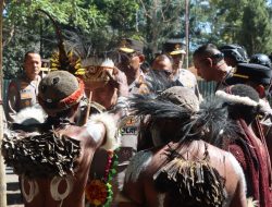 Sentuhan Humanis Polri di Papua Pegunungan: Komjen Pol. Fadil Imran Motivasi Anak-Anak Pusat Olah Seni Wesaput
