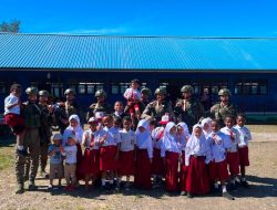 Pererat Silaturahmi, Satgas Operasi Damai Cartenz Sambangi Warga dan Siswa SD di Oksibil
