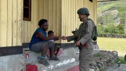 Sentuh Hati Masyarakat Puncak Jaya, Personel Satgas Damai Cartenz Gelar Patroli Dialogis