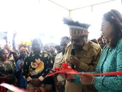 Wujud Nyata Akses Kesehatan Pedalaman: Gubernur John Tabo Hibahkan Puskesmas Uganda ke Pemkab Mamberamo Tengah