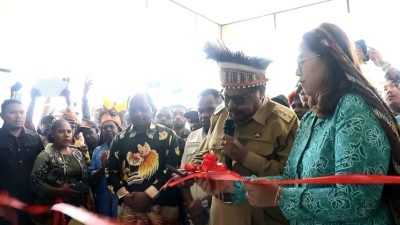 Wujud Nyata Akses Kesehatan Pedalaman: Gubernur John Tabo Hibahkan Puskesmas Uganda ke Pemkab Mamberamo Tengah