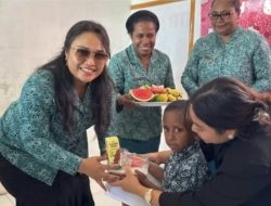 Dukung Tumbuh Kembang Anak, Ketua TP PKK Mamberamo Tengah Bagikan Makanan Bergizi di PAUD Broges
