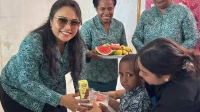 Dukung Tumbuh Kembang Anak, Ketua TP PKK Mamberamo Tengah Bagikan Makanan Bergizi di PAUD Broges