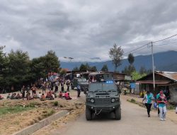 Patroli Humanis TNI-Polri Jaminkan Keamanan Warga Intan Jaya Sambut HUT ke-81 RI