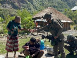 Humanis dan Dekat dengan Warga, Satgas Damai Cartenz Gelar Patroli Jalan Kaki di Distrik Muara Puncak Jaya