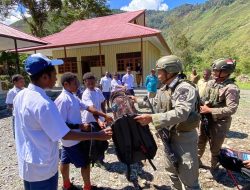 Dukung Pendidikan di Daerah 3T, Satgas Damai Cartenz Gelar Bakti Sosial dan Edukasi di SMP Satu Atap Mewoluk