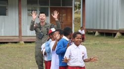 Dukung Psikologi dan Pendidikan Anak Papua, Satgas Damai Cartenz Gelar Terapi Bermain dan Bagikan Perlengkapan Sekolah di SD Inpres Kago