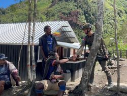 Menyapa dan Berbagi, Satgas Ops Damai Cartenz Gelar Patroli Jalan Kaki di Distrik Muara