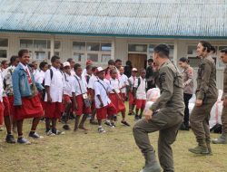 Dukung Psikologi dan Pendidikan Anak Papua, Satgas Damai Cartenz Gelar Terapi Bermain dan Bagikan Perlengkapan Sekolah di SD Inpres Kago