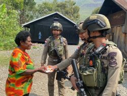 Hadirkan Rasa Aman dan Kehangatan, Satgas Damai Cartenz Gelar Patroli Humanis di Karubate